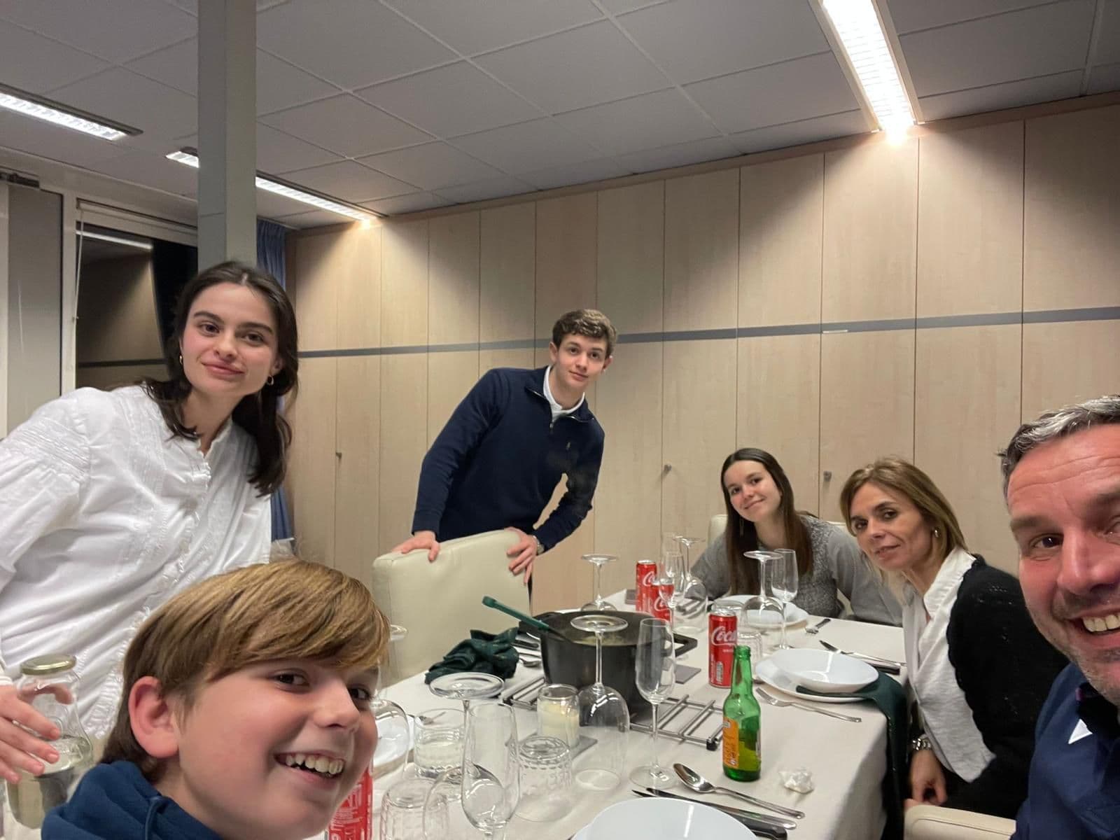 Foto final destacada de mama con la familia